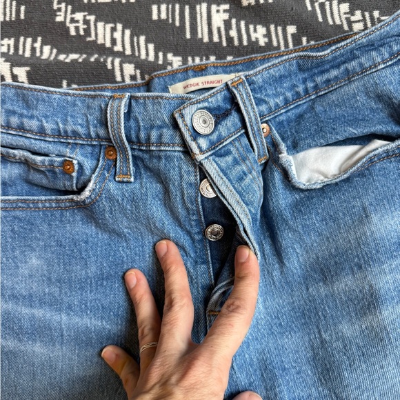 Women’s Levi’s Wedgie Straight Distressed Jeans - Picture 6 of 9